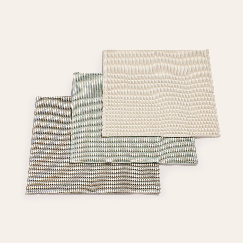 Mikrofasertücher verschieddenfarbig auf weißem Hintergrund