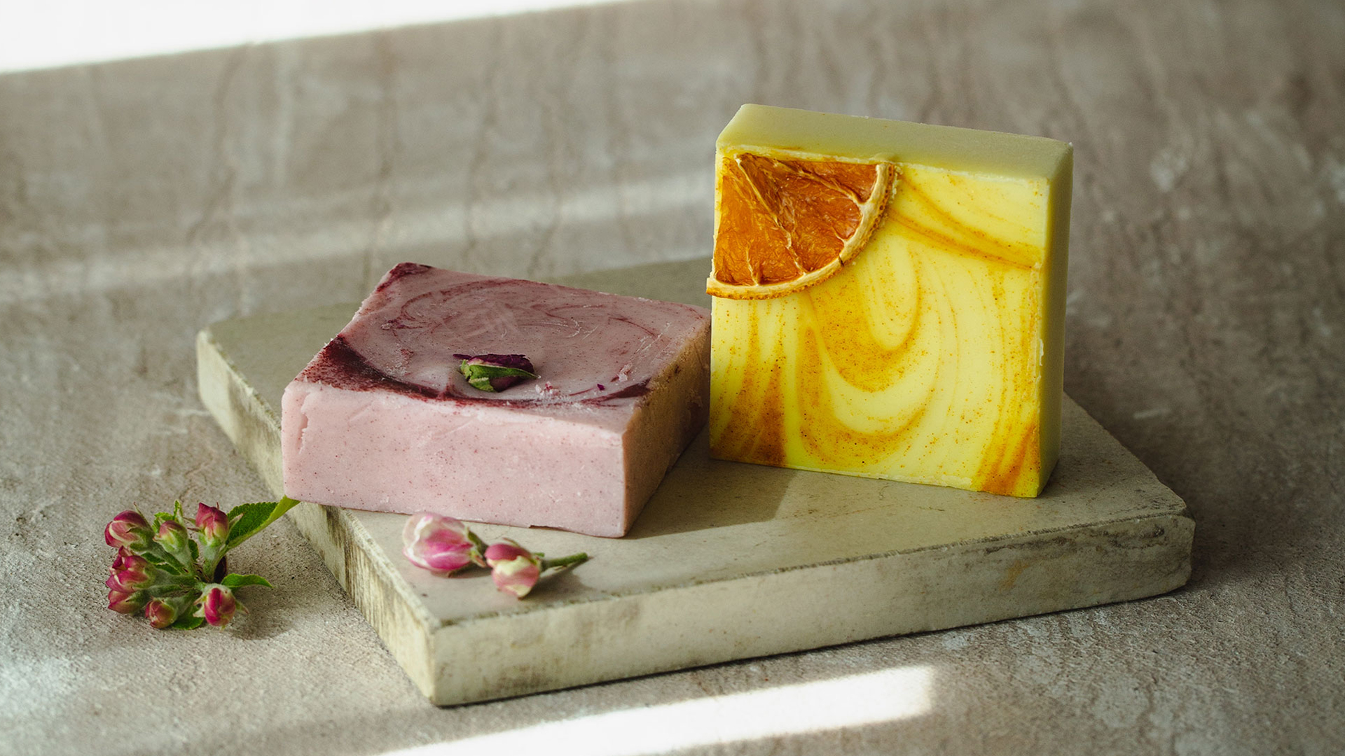 Zwei feste Körperbuttern auf einer Steinplatte