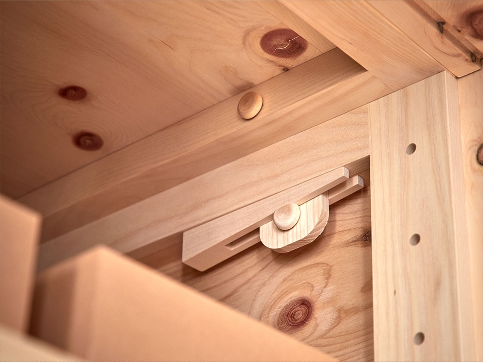 Holzverbindung direkt an einem Grüne Erde Schrank