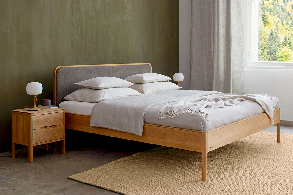 Massivholz Doppelbett Tenso mit Polsterbetthaupt im Schlafzimmer