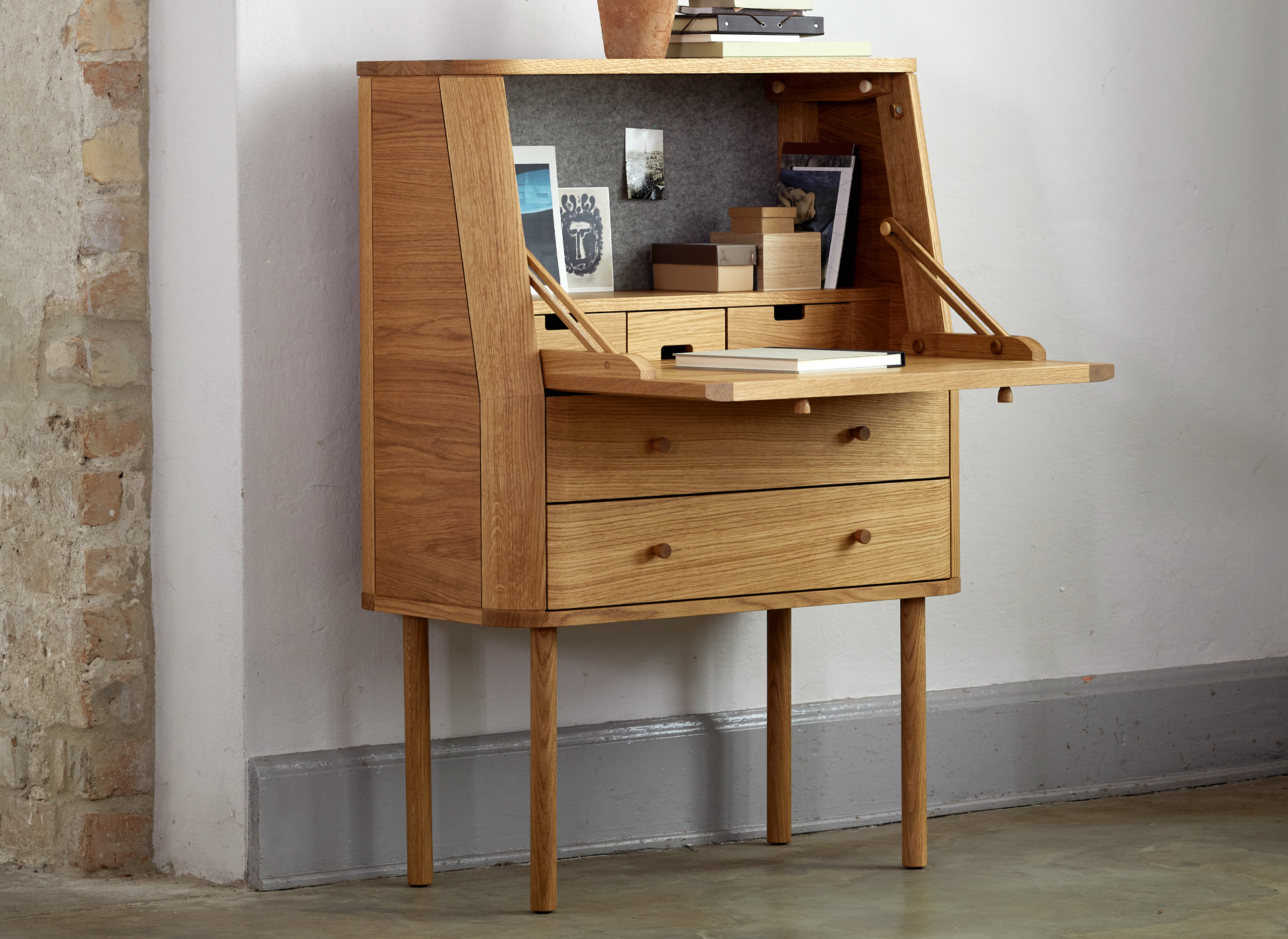 Sekretär Tonda vor einer Wand im Raum