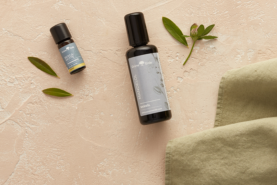 Basisöl und ätherisches Öl mit dekorativen Blättern