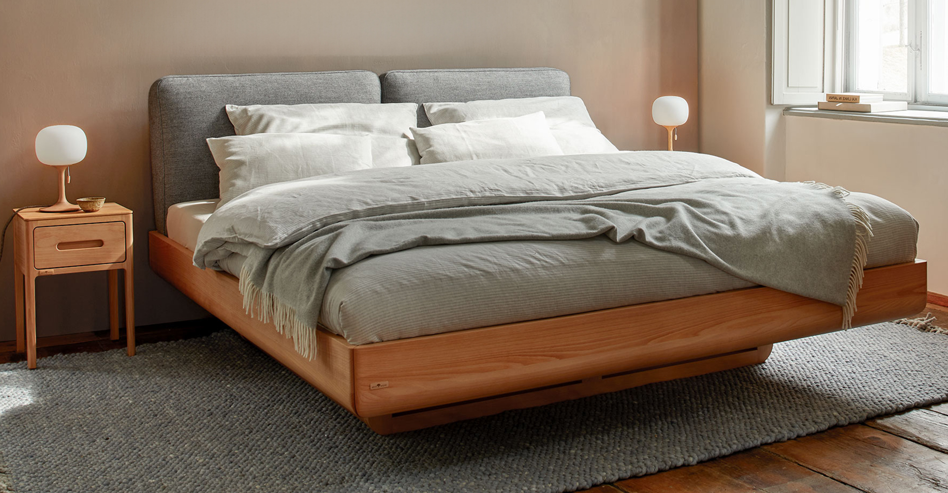 Schlafzimmer mit Polsterbett Almara