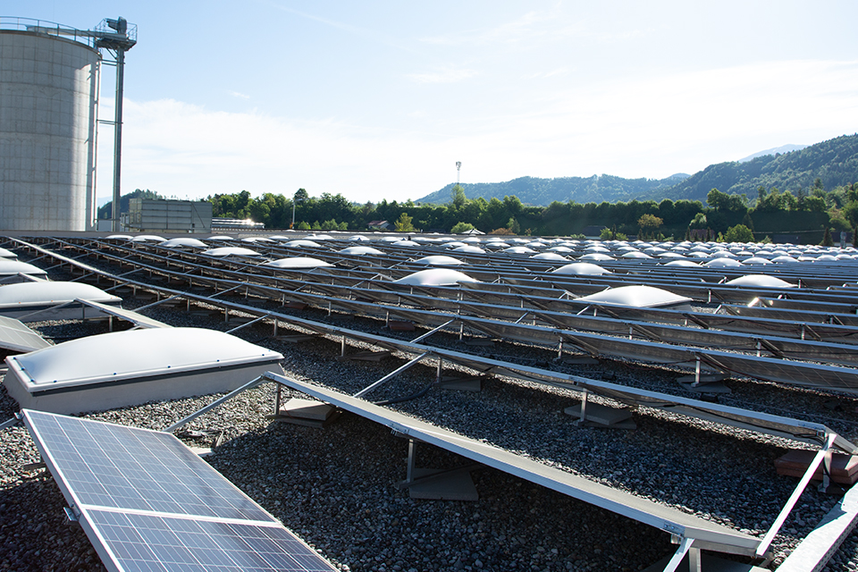 Solaranlage auf Dach mit Glaslichtkuppeln und Industrieanlage