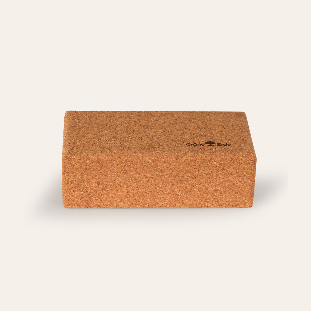 Yogablock aus Kork auf weißem Hintergrund