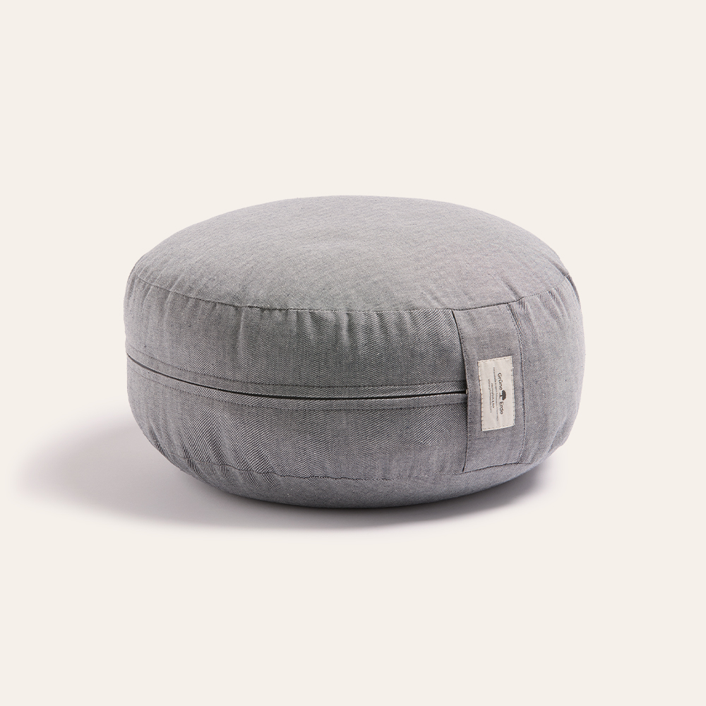 Yogakissen vor weißem Hintergrund