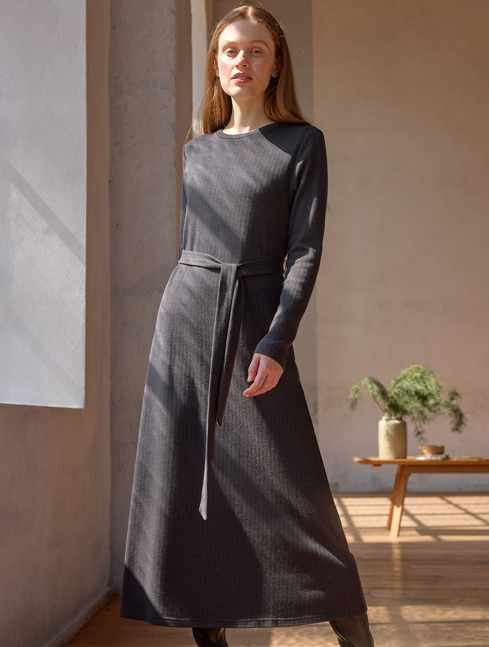 Frau trägt graues Kleid