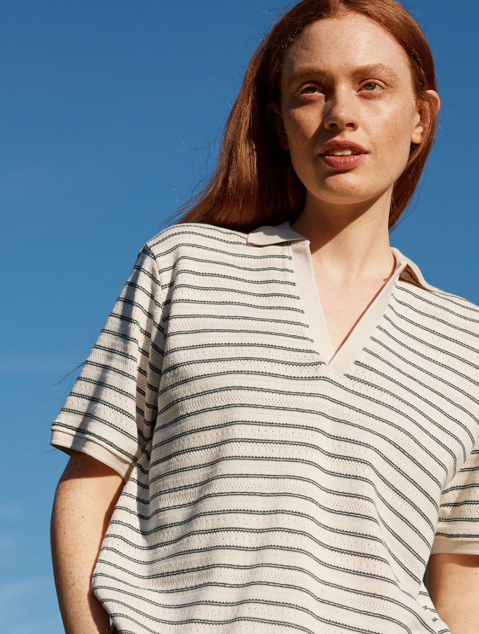 Frau trägt gestreiftes Shirt mit Kragen