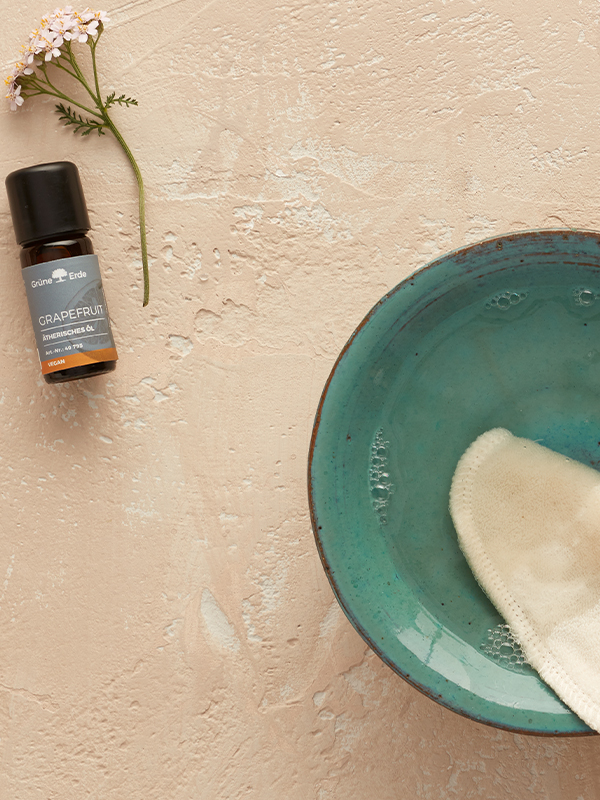 Abschminktuch liegt in einer Schale mit Wasser