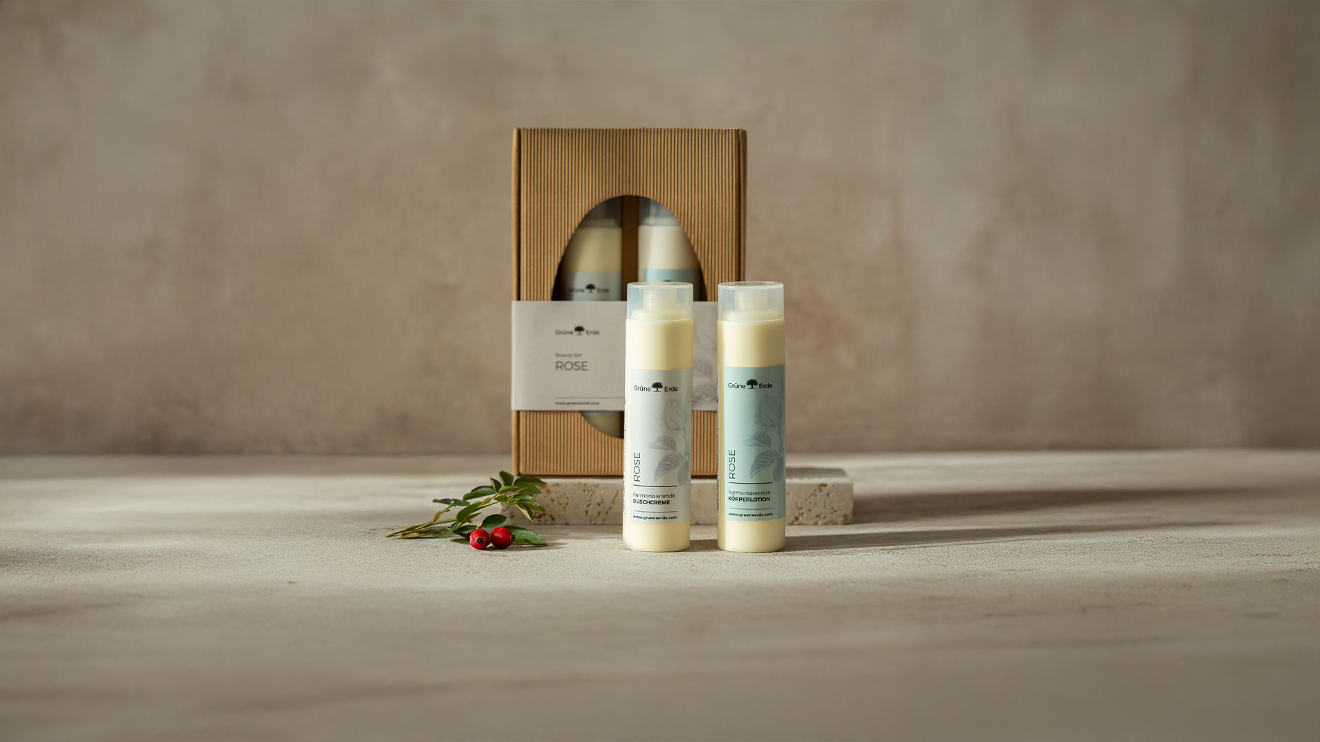 Zwei Kosmetikprodukte der Serie Rose