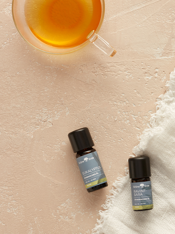 Ätherische Öle und eine Tasse mit Honig