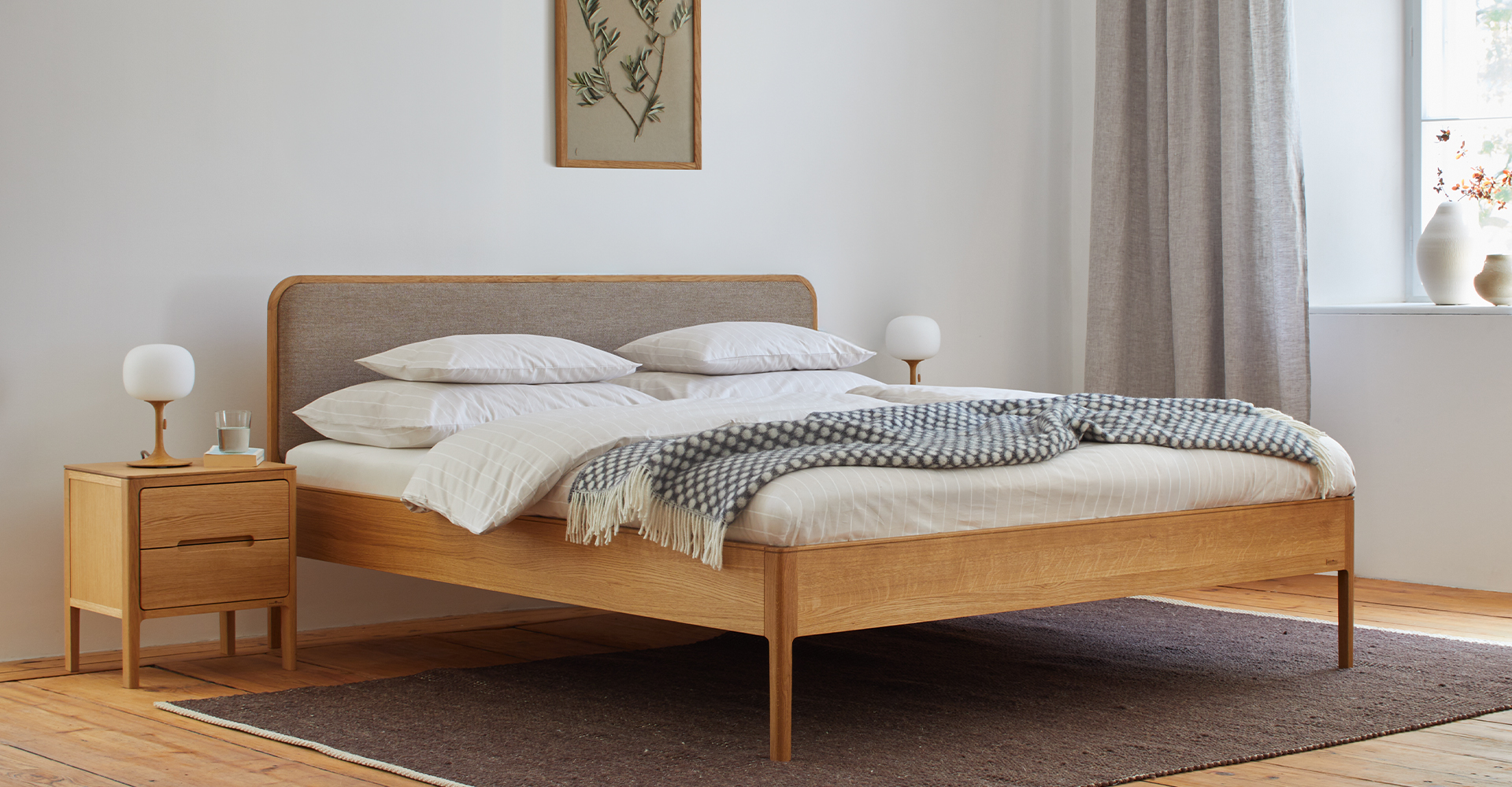 Massivholz Bett Tenso mit Wollstoff
