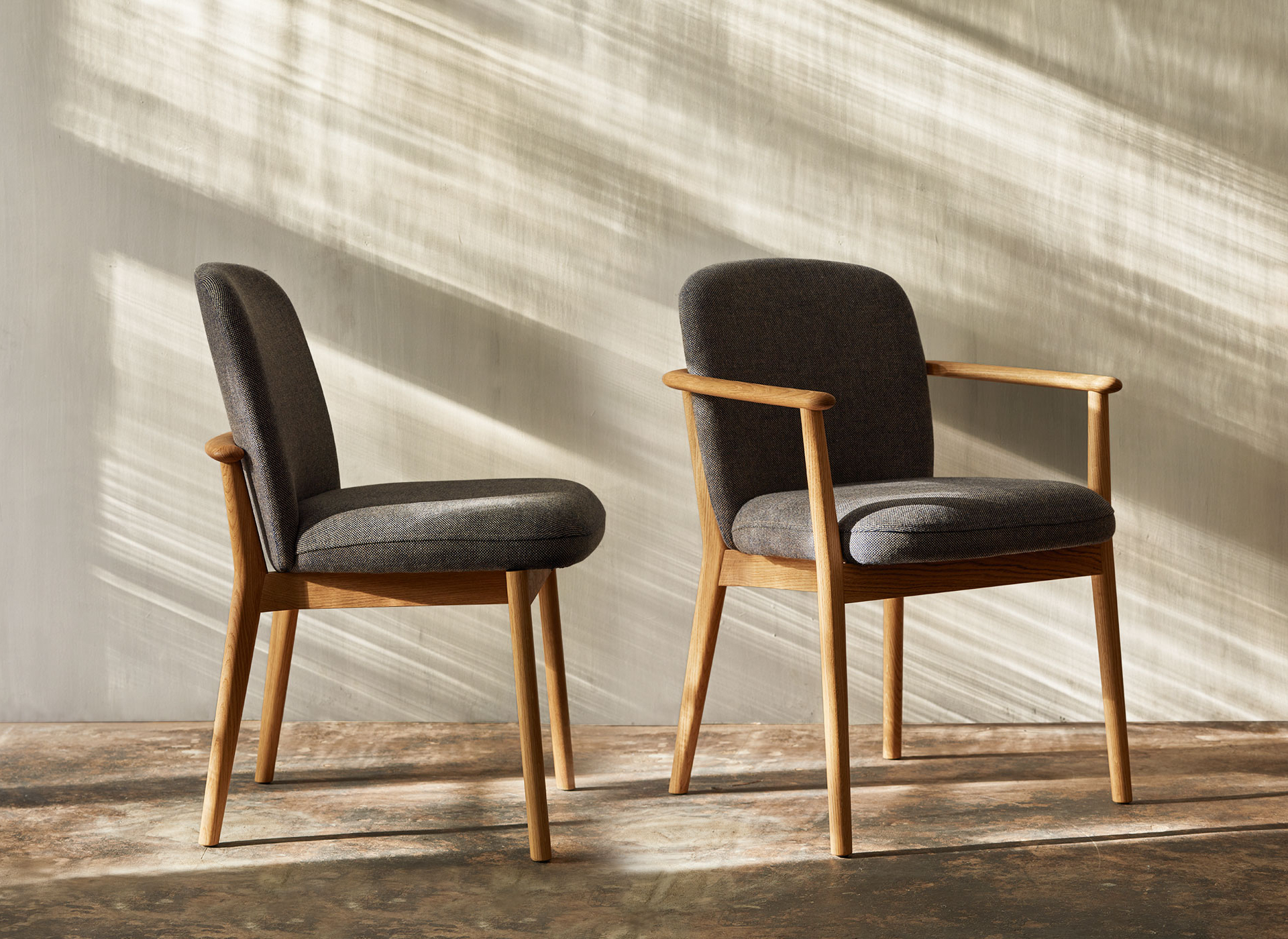 zwei Kilian Stühle einmal mit und einmal ohne Lehne