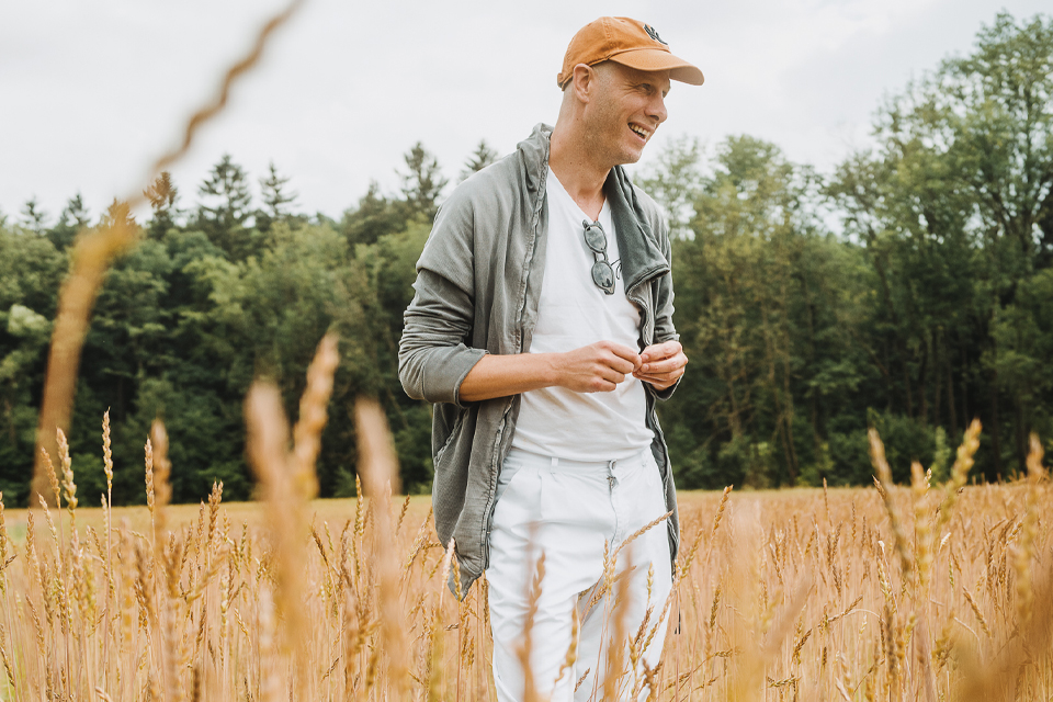 Mann im Getreidefeld, lächelnd bei natürlichem Tageslicht