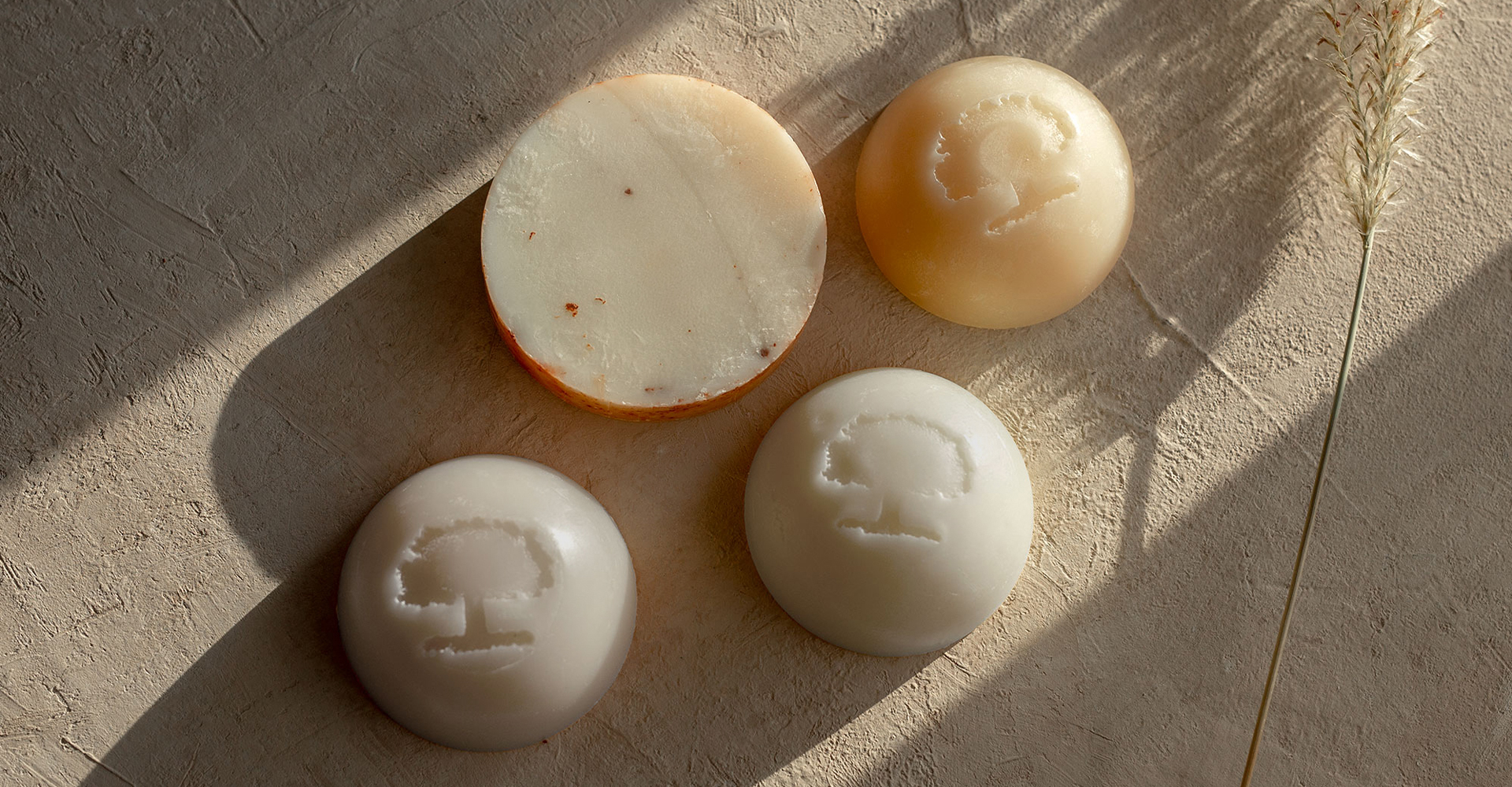 Vier Seifen liegen nebeneinander auf einem neutralen Untergrund