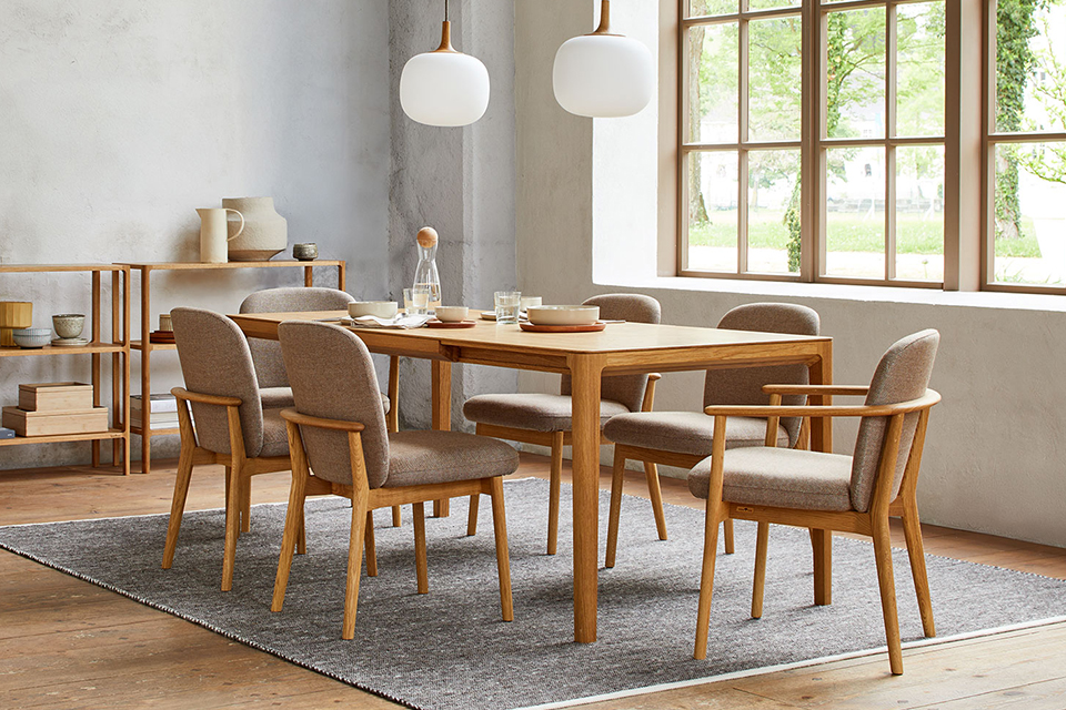 Esszimmer mit Holztisch und Stühlen im hellen freundlichen skandinavischen Stil