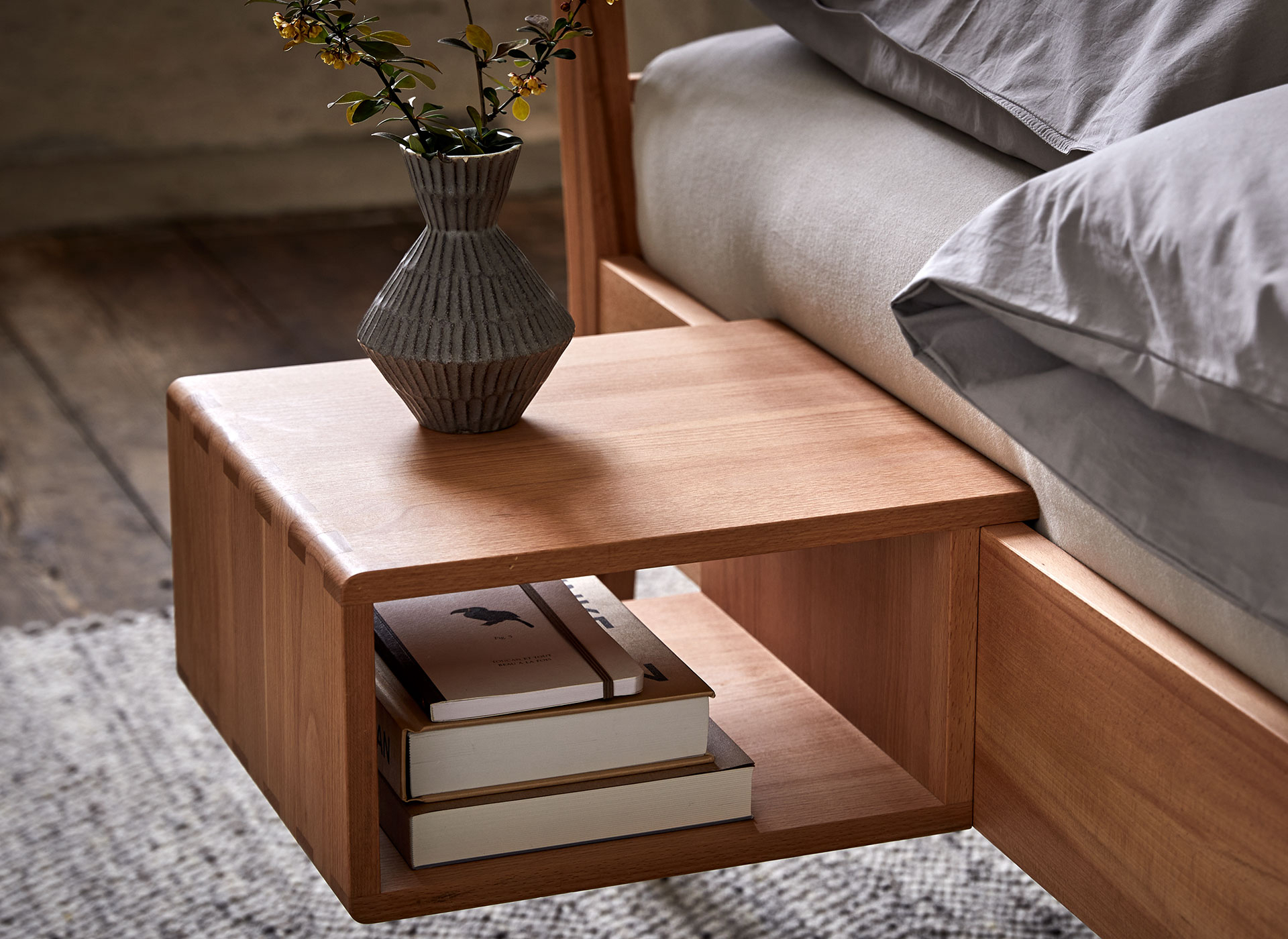 Almeno Ablage am Bett montiert im Schlafzimmer