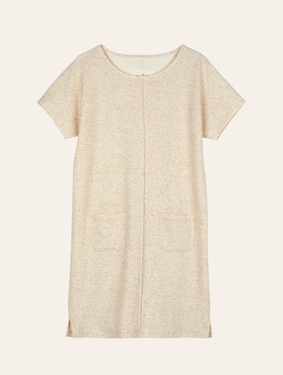 Beiges Kleid aus Naturmaterialien auf weißem Hintergrund