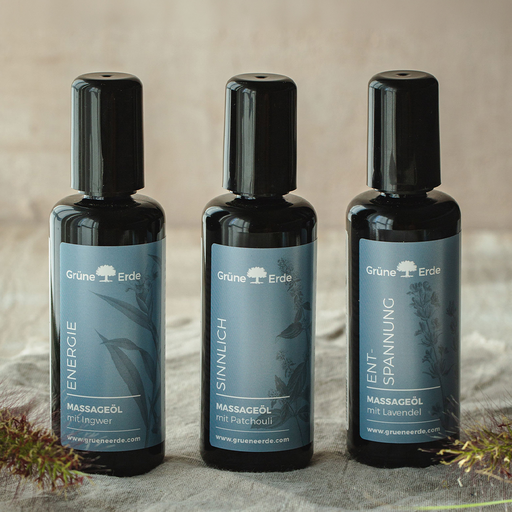 Drei Basisöle nebeneinander stehend mit dekorativem Blümchen