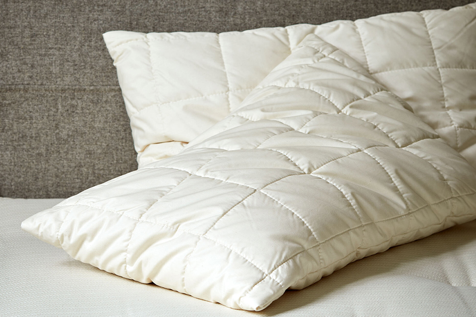 2 Schlafkissen auf hochwertigen Naturmatratzen