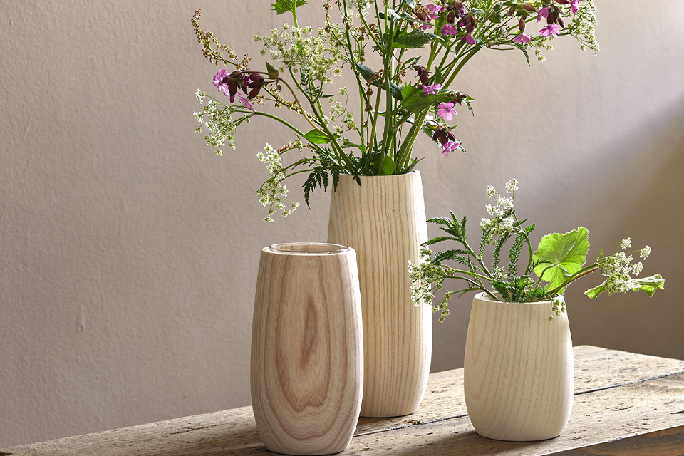 Holzvasen mit Blumen