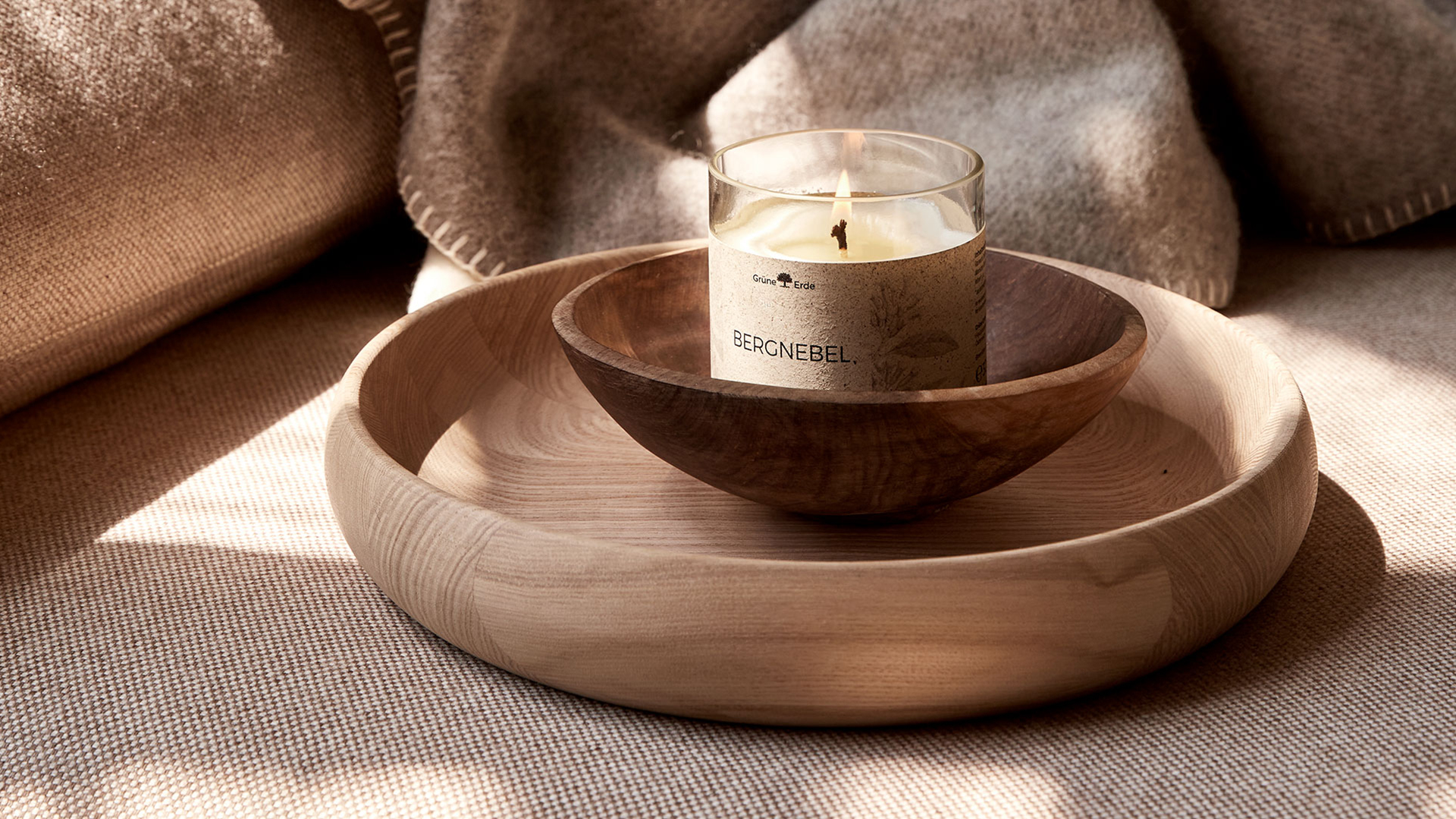 Duftkerze Bergnebel in einer Holzschüssel in einer größeren Holzschüssel stehend