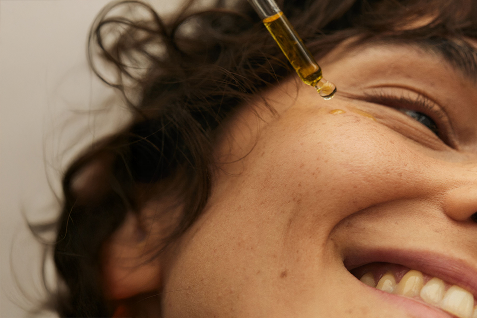 Serum wird mit Pipette auf Gesicht aufgetragen