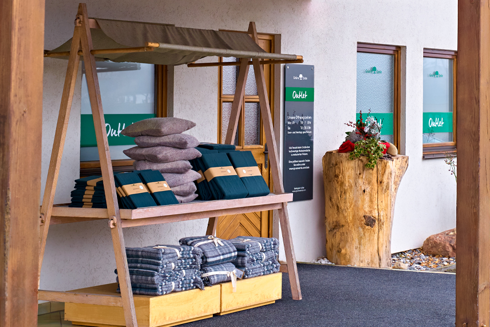 Ausstellungsregal beim Eingangsbereich vom Outlet