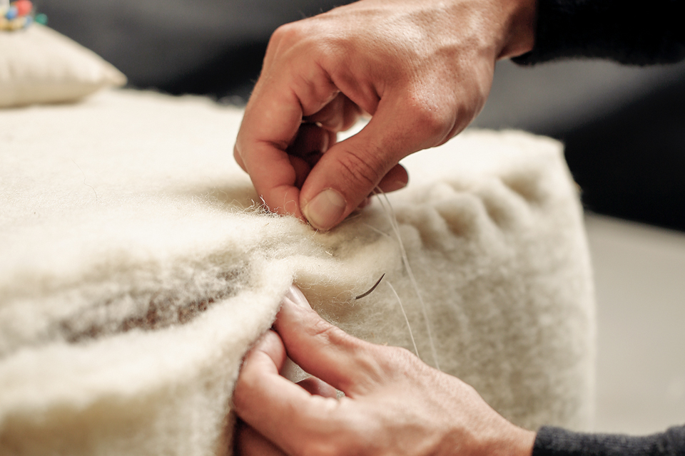 Mitarbeiterin bei der Sofaherstellung