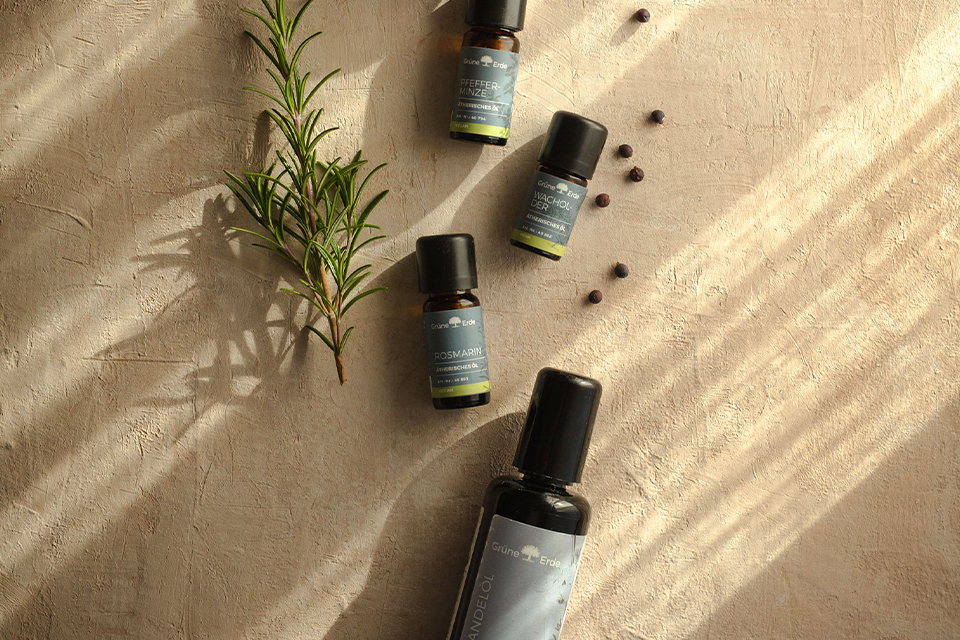 Aromaöle mit dekorativen Zweigen
