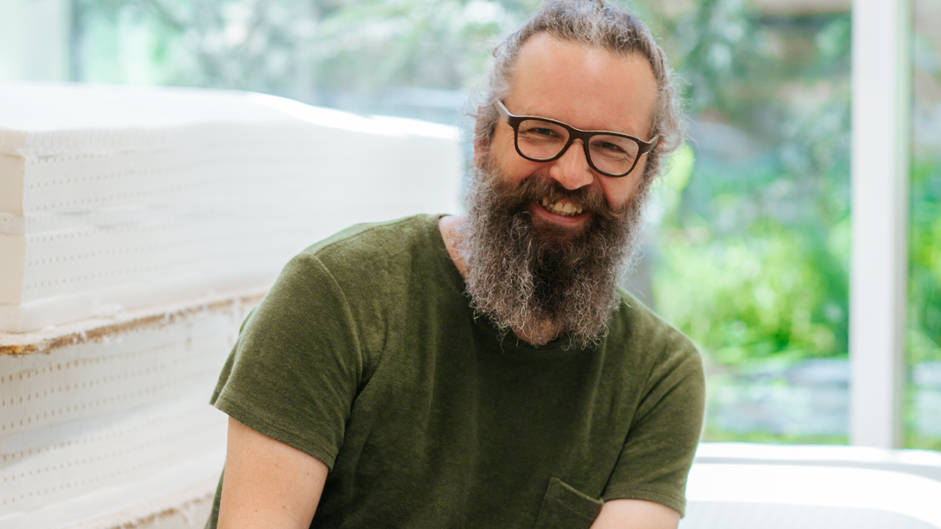 Produktmanager Christian Schön mit langem Bart und Brille