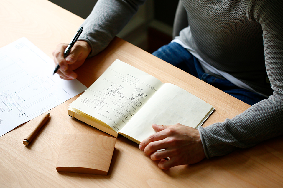 Designer mit Skizzenbuch