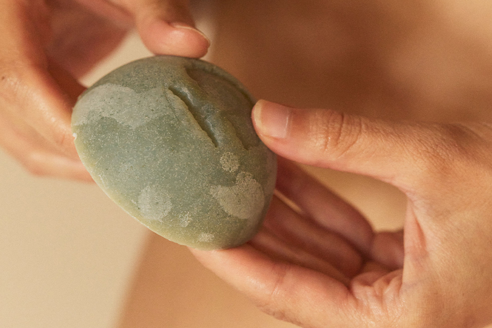 Hand hält natürliche Seife als Symbol für nachhaltige Körperpflege