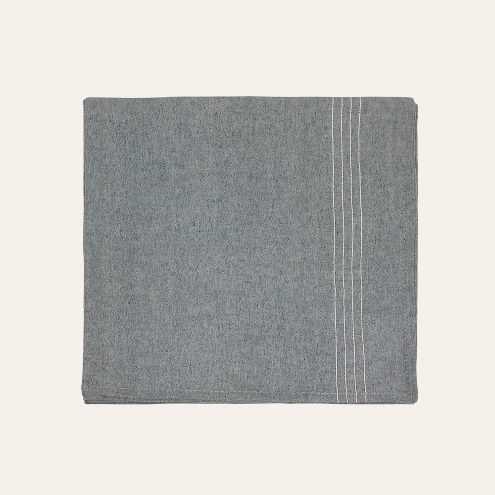 Graue Tischdecke auf weißem Hintergrund