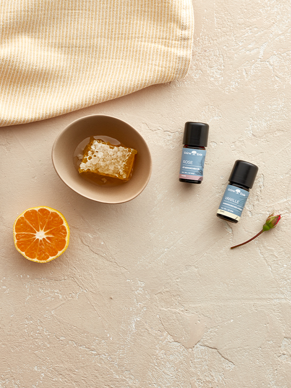 Ätherische Öle neben einer Orange