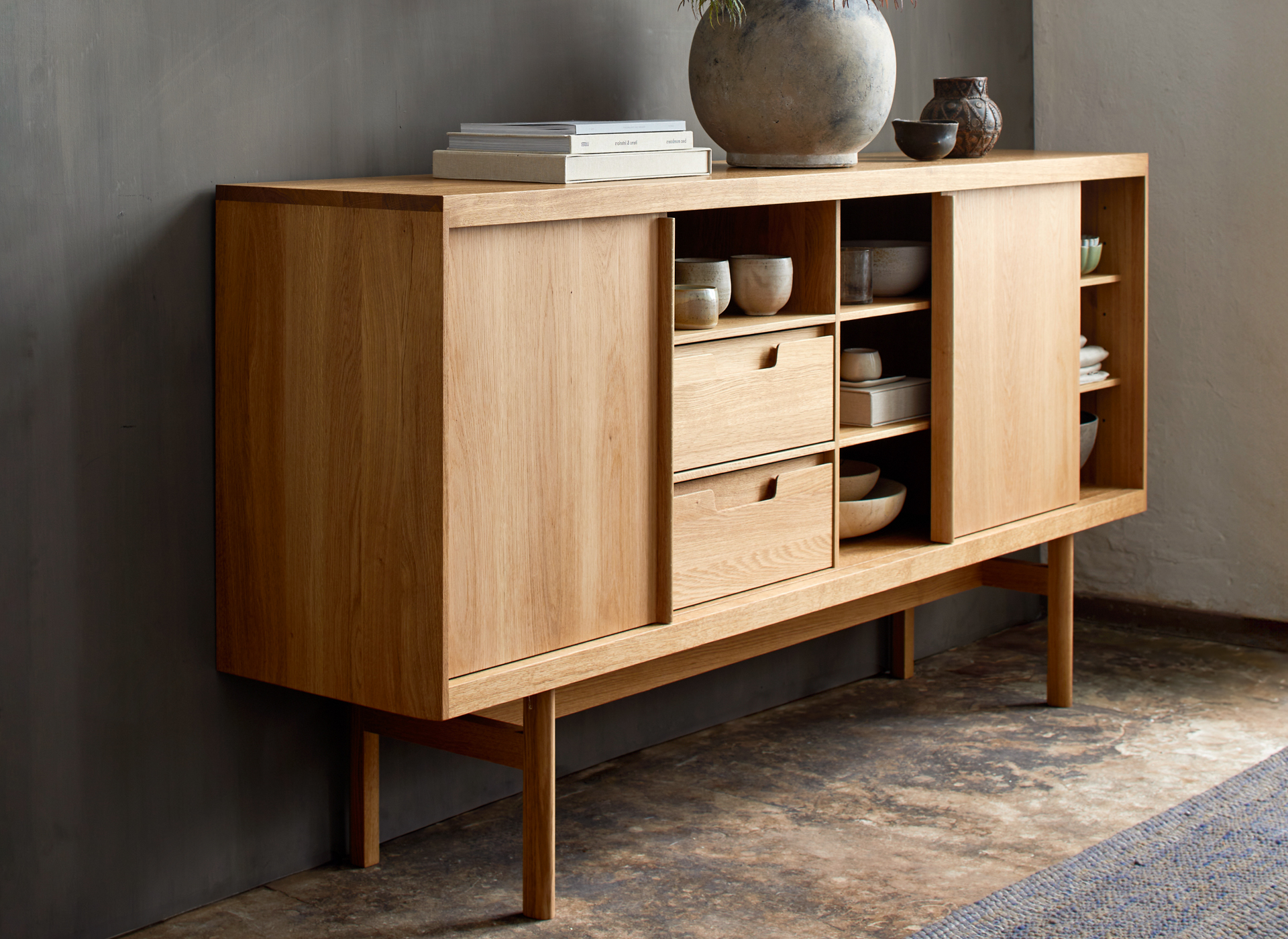 Sideboard Kilian vor grauer Wand im Raum