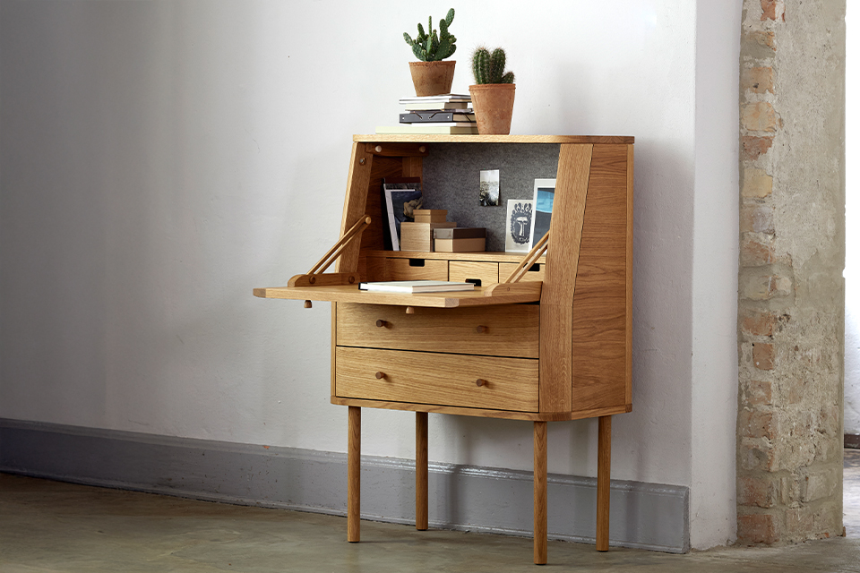 Sekretär Tonda im Raunm