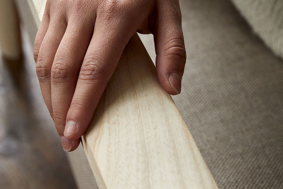 Detailansicht Hand auf Holz