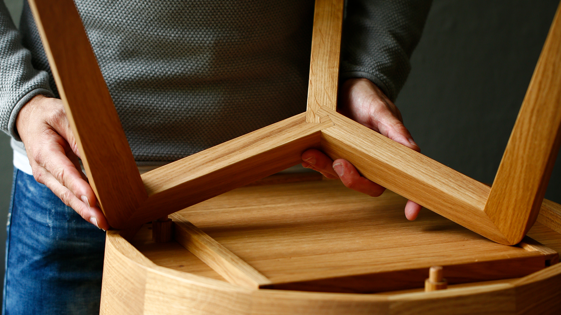 Hände halten Tischbeine