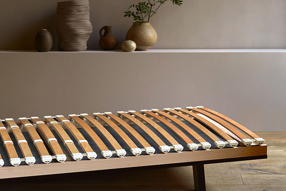 Hochwertiger Lattenrost auf einem dunklen Holzgestell