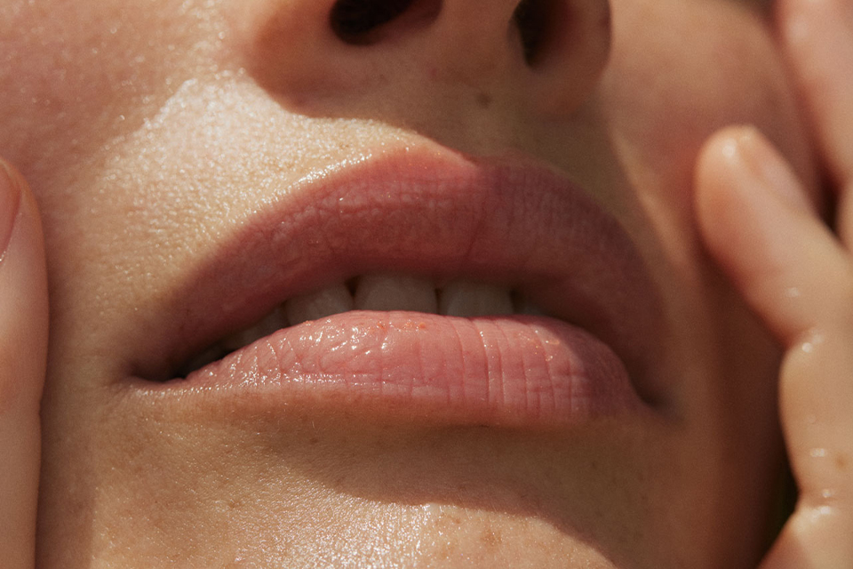 Nahaufnahme von Lippen mit Pflege und natürlichem Glanz