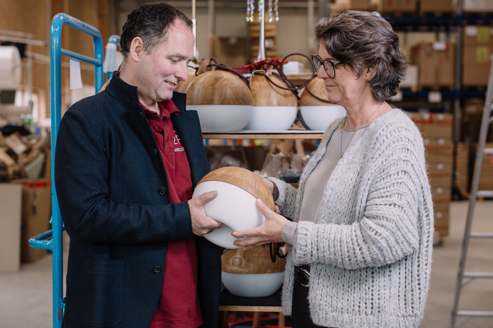 Kunden sehen sich Grüne Erde Lampen an