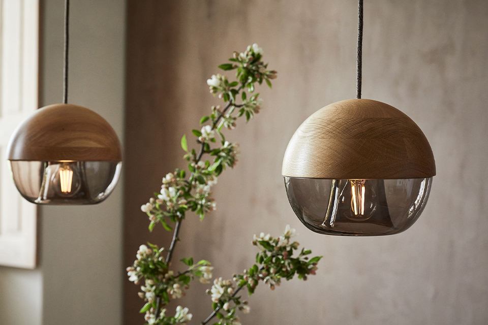 Zwei Hängeleuchten Avon im Raum