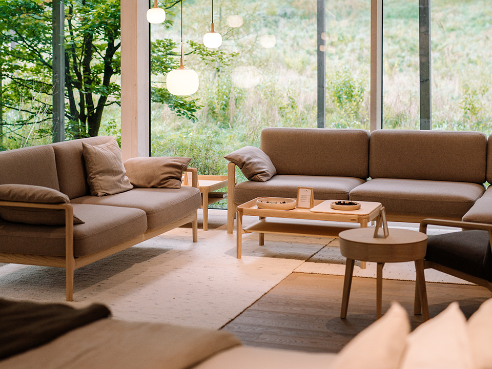 Sofa mit Couchtisch in großem Raum