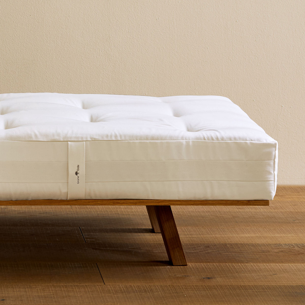 Hochwertige Naturmatratze auf einem Holzgestell