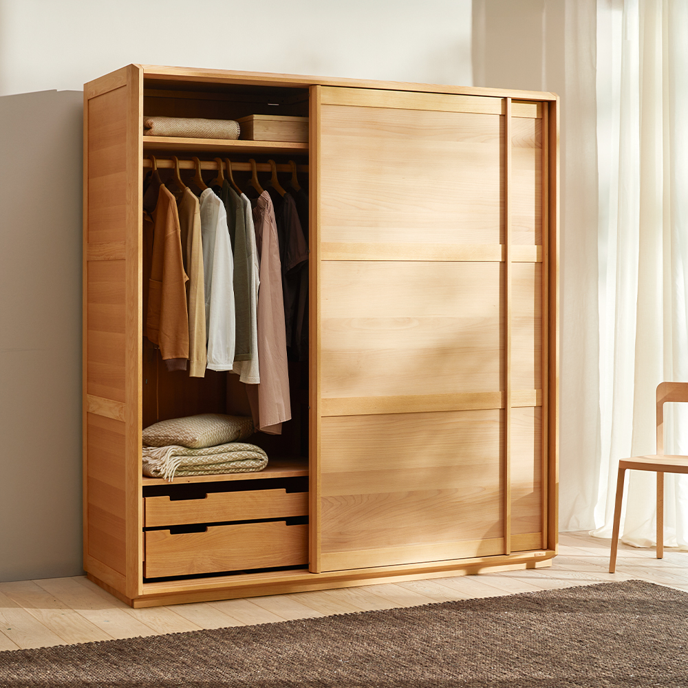 Kleiderschrank aus Massivholz