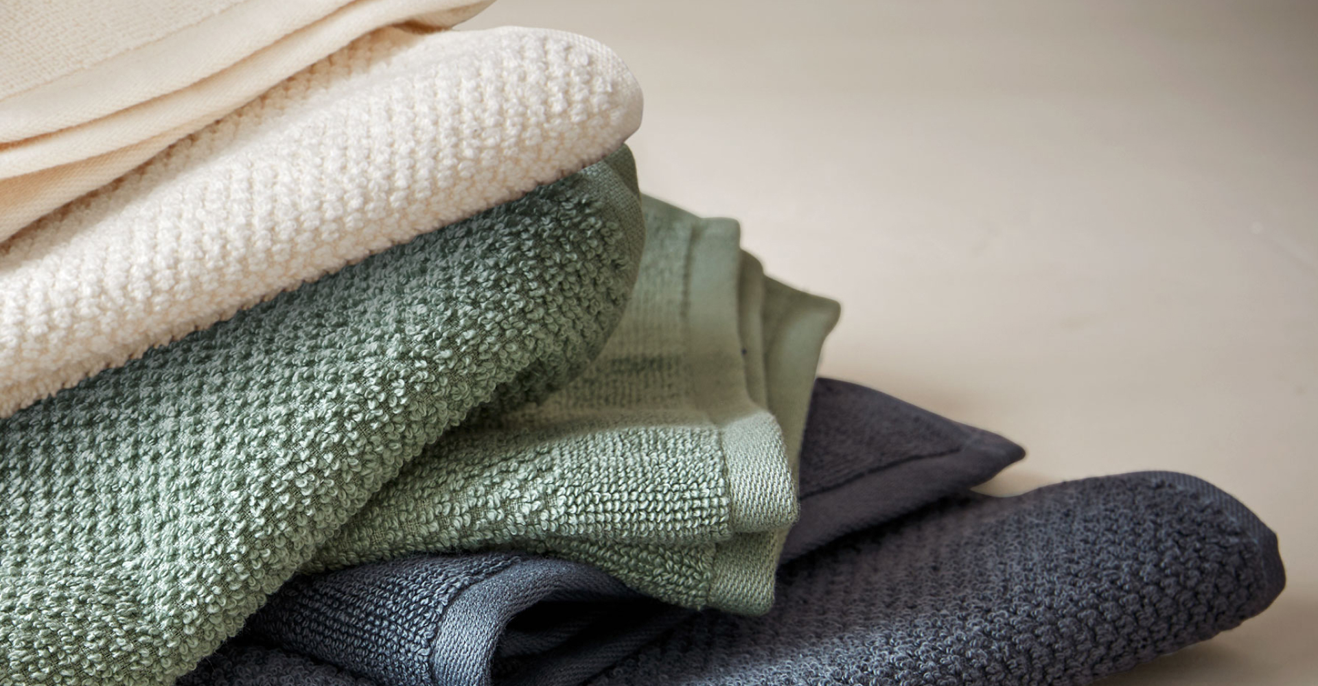 Färbige Handtücher auf weißem Hintergrund