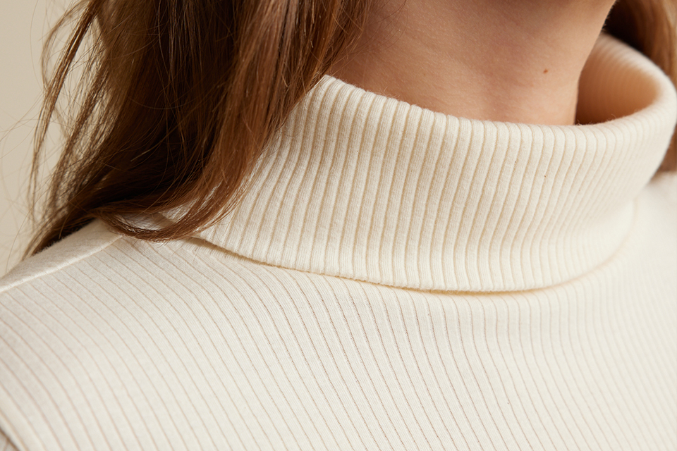 Nahaufnahme von hellem Oberteil mit weichem Stoff