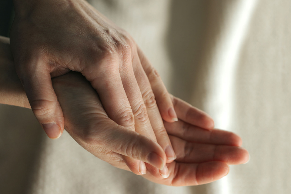Zwei Hände halten sich