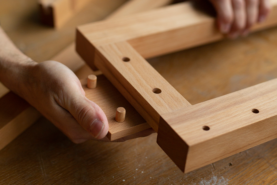 präziser Zusammenbau einer Holzverbindung